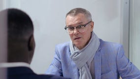 Älterer kaukasischer Mann in der Bankabteilung stock footage Älterer kaukasischer Mann in der Bankabteilung stock footage