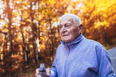 Älterer Läufer in der Natur Älterer sportlicher Mann, der in Wald während der Morgengymnastik läuft stockbild Älterer Läufer in der Natur Älterer sportlicher Mann, der in Wald während der Morgengymnastik läuft stockbild