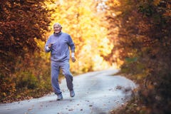 Älterer Läufer in der Natur Älterer sportlicher Mann, der in Wald während der Morgengymnastik läuft lizenzfreies stockfoto Älterer Läufer in der Natur Älterer sportlicher Mann, der in Wald während der Morgengymnastik läuft lizenzfreies stockfoto