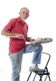 Älterer Mann, der sich vorbereitet, eine Wand zu malen Lizenzfreie Stockfotografie Älterer Mann, der sich vorbereitet, eine Wand zu malen Lizenzfreie Stockfotografie