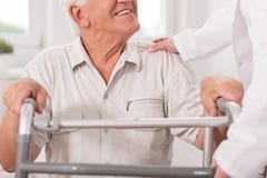 Älterer Mann mit gehendem zimmer lizenzfreie stockfotos Älterer Mann mit gehendem zimmer lizenzfreie stockfotos