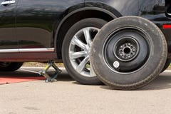 Ändern des Rades auf einem Auto lizenzfreies stockbild Ändern des Rades auf einem Auto lizenzfreies stockbild
