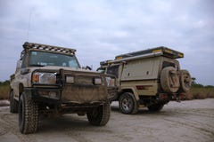 Ändrade Land Cruiser 79 dubbla taxiuppsamlingar nära den Longa floden, Angola royaltyfri fotografi Ändrade Land Cruiser 79 dubbla taxiuppsamlingar nära den Longa floden, Angola royaltyfri fotografi