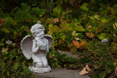 Ängel med Bunny Statue arkivbilder Ängel med Bunny Statue arkivbilder