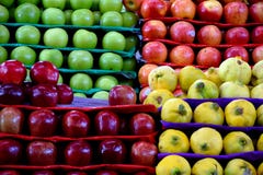 Äpfel und Quittenfrucht für Verkauf stockfotografie Äpfel und Quittenfrucht für Verkauf stockfotografie