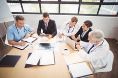 Ärzteteam, das eine Sitzung im Konferenzsaal hat stockbilder Ärzteteam, das eine Sitzung im Konferenzsaal hat stockbilder
