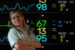 Ärztin- oder Krankenschwesteraufenthalt in der Uniform mit Stethoskop und Blicke auf das Kameralächeln Elektrokardiogrammschirmmo lizenzfreie stockfotografie Ärztin- oder Krankenschwesteraufenthalt in der Uniform mit Stethoskop und Blicke auf das Kameralächeln Elektrokardiogrammschirmmo lizenzfreie stockfotografie