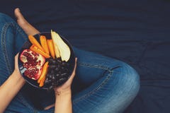 äta för begrepp som är sunt Kvinna` s räcker innehavplattan med päron, druvor, persimon, och granatäpplet bär frukt royaltyfri fotografi äta för begrepp som är sunt Kvinna` s räcker innehavplattan med päron, druvor, persimon, och granatäpplet bär frukt royaltyfri fotografi
