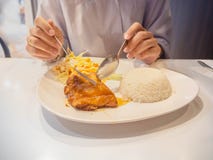 Äta lunch med menyn för stekt kycklingfisksås arkivfoto Äta lunch med menyn för stekt kycklingfisksås arkivfoto