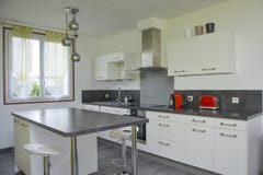 Äta middag modern stil för kök arkivbild Äta middag modern stil för kök arkivbild
