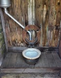 Äußere Toilette angetrieben durch Windmühle stockbild Äußere Toilette angetrieben durch Windmühle stockbild