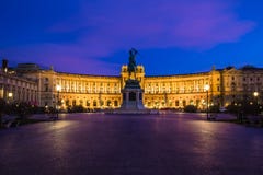 Äußeres der österreichischen Nationalbibliothek bei Sonnenuntergang lizenzfreie stockbilder Äußeres der österreichischen Nationalbibliothek bei Sonnenuntergang lizenzfreie stockbilder
