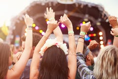 Åhörare med händer i luften på en musikfestival arkivbilder Åhörare med händer i luften på en musikfestival arkivbilder