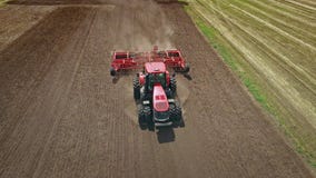 Åkerbrukt maskineri Jordbruks- traktor som plogar lantbrukfältet Åkerbrukt maskineri Jordbruks- traktor som plogar lantbrukfältet