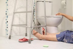 Åldring som faller i badrum, därför att halt arkivfoton Åldring som faller i badrum, därför att halt arkivfoton