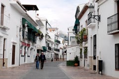 Åldringen kopplar ihop på går i en by i Andalusia royaltyfri bild Åldringen kopplar ihop på går i en by i Andalusia royaltyfri bild