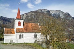 årig kyrka för notsystem 900 i Norge längs fjorden i Aurland fotografering för bildbyråer årig kyrka för notsystem 900 i Norge längs fjorden i Aurland fotografering för bildbyråer