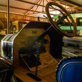 Återställd historisk tävlings- bil i den garage för ` s royaltyfria bilder Återställd historisk tävlings- bil i den garage för ` s royaltyfria bilder