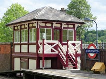 Återställd träsignalask på den Chorleywood järnvägsstationen fotografering för bildbyråer Återställd träsignalask på den Chorleywood järnvägsstationen fotografering för bildbyråer
