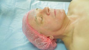 Żeński cosmetologist w rękawiczkach stosuje traktowanie maskę mężczyzny s twarz z muśnięciem Boczny widok zbiory wideo Żeński cosmetologist w rękawiczkach stosuje traktowanie maskę mężczyzny s twarz z muśnięciem Boczny widok zbiory wideo