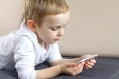 Śliczna chłopiec używa smartphone głosu zastosowanie w domu Szczęśliwy mądrze dziecko używa mobilnego app Edukacja, technologia i zdjęcia stock Śliczna chłopiec używa smartphone głosu zastosowanie w domu Szczęśliwy mądrze dziecko używa mobilnego app Edukacja, technologia i zdjęcia stock