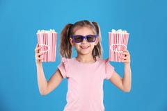 Śliczna mała dziewczynka z popkornem i szkłami zdjęcia stock Śliczna mała dziewczynka z popkornem i szkłami zdjęcia stock