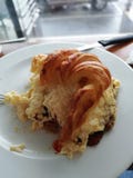 śniadaniowego croissant feta pomidoru jajeczne śniadaniowe pieczarki obrazy royalty free śniadaniowego croissant feta pomidoru jajeczne śniadaniowe pieczarki obrazy royalty free