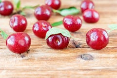 Świeże dojrzałe czereśniowe jagody na drewnianym tle fotografia stock Świeże dojrzałe czereśniowe jagody na drewnianym tle fotografia stock
