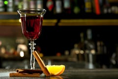 Świeżego czerwonego cynamonowego whisky alkoholiczny koktajl na baru kontuarze zdjęcie royalty free Świeżego czerwonego cynamonowego whisky alkoholiczny koktajl na baru kontuarze zdjęcie royalty free