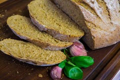 Świeżo piec chleb na zmroku - szary kuchenny stół, odgórny widok obraz stock Świeżo piec chleb na zmroku - szary kuchenny stół, odgórny widok obraz stock