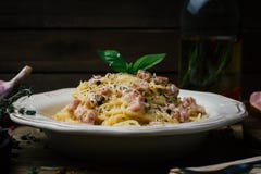 意粉Carbonara 面团alla carbonara用奶油沙司、烟肉和胡椒在一块白色板材 免版税图库摄影 意粉Carbonara 面团alla carbonara用奶油沙司、烟肉和胡椒在一块白色板材 免版税图库摄影