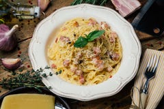 意粉Carbonara 面团alla carbonara用奶油沙司、烟肉和胡椒在一块白色板材 库存照片 意粉Carbonara 面团alla carbonara用奶油沙司、烟肉和胡椒在一块白色板材 库存照片