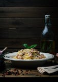 意粉Carbonara 面团alla carbonara用奶油沙司、烟肉和胡椒在一块白色板材 免版税图库摄影 意粉Carbonara 面团alla carbonara用奶油沙司、烟肉和胡椒在一块白色板材 免版税图库摄影