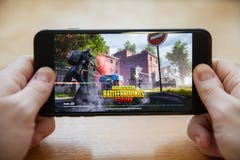 莫斯科/俄罗斯- 2019年2月24日:在一个黑智能手机的装载的pubg比赛在男性手上 图库摄影 莫斯科/俄罗斯- 2019年2月24日:在一个黑智能手机的装载的pubg比赛在男性手上 图库摄影
