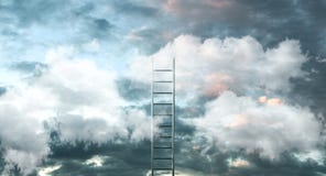Échelle sur des nuages avec le fond de ciel - manière au concept de succès illustration 3D illustration stock Échelle sur des nuages avec le fond de ciel - manière au concept de succès illustration 3D illustration stock