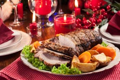 Échine rôtie de porc avec les pommes de terre cuites au four photo libre de droits Échine rôtie de porc avec les pommes de terre cuites au four photo libre de droits