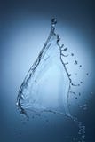 Éclaboussure de l'eau sur le bleu images libres de droits Éclaboussure de l'eau sur le bleu images libres de droits