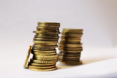 Économie dans les pièces de monnaie sur le backround blanc photographie stock libre de droits Économie dans les pièces de monnaie sur le backround blanc photographie stock libre de droits