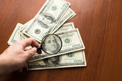 Économiser, impôt ou recherchant de finances le concept de rendement, verre de loupe sur la pile des billets de banque du dollar photos stock Économiser, impôt ou recherchant de finances le concept de rendement, verre de loupe sur la pile des billets de banque du dollar photos stock