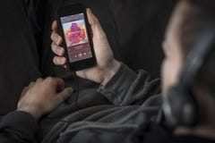 Écouter la musique avec Spotify APP utilisant l'iPhone 5s photos stock Écouter la musique avec Spotify APP utilisant l'iPhone 5s photos stock