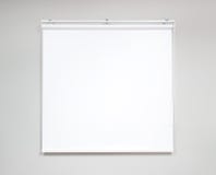 Écran blanc de projecteur pour montrer l'information ou le cinéma dans la chambre de bureau photos stock Écran blanc de projecteur pour montrer l'information ou le cinéma dans la chambre de bureau photos stock