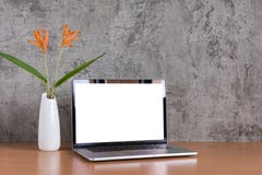 Écran vide d'ordinateur portable avec le vase à fleurs photos stock Écran vide d'ordinateur portable avec le vase à fleurs photos stock