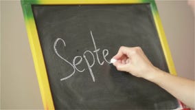 Écriture d'étudiant sur le grand tableau noir à l'école, de nouveau à l'école, le premier septembre banque de vidéos Écriture d'étudiant sur le grand tableau noir à l'école, de nouveau à l'école, le premier septembre banque de vidéos