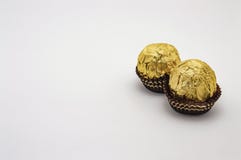 Écrou en gros plan de caramel de crème d'isolat d'or doux de sucrerie photo stock Écrou en gros plan de caramel de crème d'isolat d'or doux de sucrerie photo stock