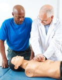 Éducation des adultes - mains de CPR dessus image stock Éducation des adultes - mains de CPR dessus image stock