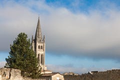 Église collégiale Eglise Collegiale de Saint Emilion, France, prise pendant l'après-midi entouré par la partie médiévale de la vi photographie stock Église collégiale Eglise Collegiale de Saint Emilion, France, prise pendant l'après-midi entouré par la partie médiévale de la vi photographie stock