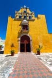Église coloniale jaune dans Campeche, Mexique image stock Église coloniale jaune dans Campeche, Mexique image stock