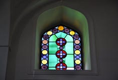 Église de fenêtre en verre teinté intérieure de Titus de saint de Héraklion en île de Crète de la Grèce images libres de droits Église de fenêtre en verre teinté intérieure de Titus de saint de Héraklion en île de Crète de la Grèce images libres de droits