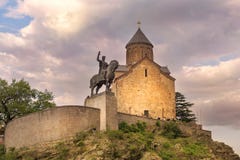 Église de Metekhi et monument du Roi Vakhtang Gorgasali à Tbilisi, la Géorgie photos stock Église de Metekhi et monument du Roi Vakhtang Gorgasali à Tbilisi, la Géorgie photos stock