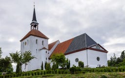 Église de Nordborg avec la tour et le jardin Dans Sonderborg, SAL d'île, Danemark du sud image stock Église de Nordborg avec la tour et le jardin Dans Sonderborg, SAL d'île, Danemark du sud image stock